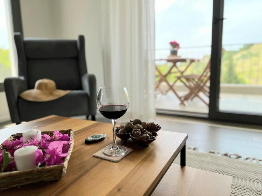 una copa de vino en una mesa de madera en Luxurious Apartment in Bodrum, en Bodrum City