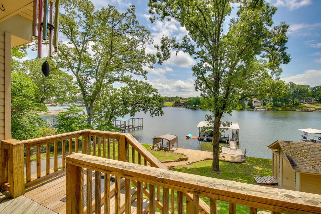 eine Terrasse mit Seeblick in der Unterkunft Spacious Hot Springs Oasis on Lake Hamilton! in Hot Springs