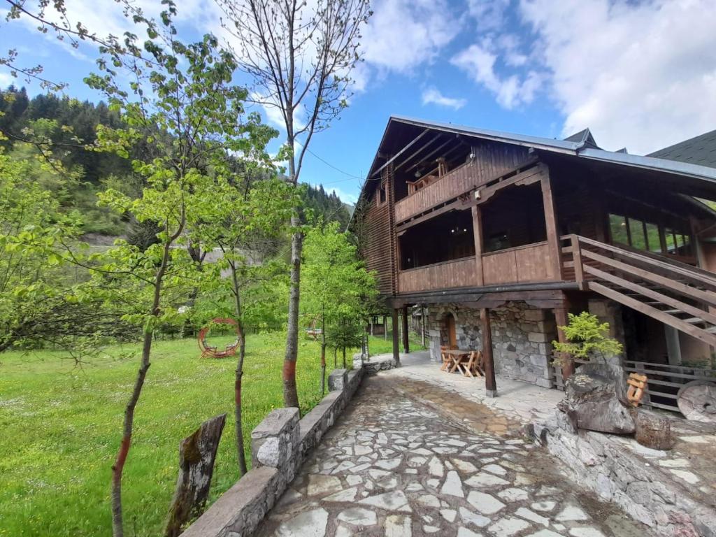 una casa en las montañas con un camino que conduce a ella en Mulliri en Peje