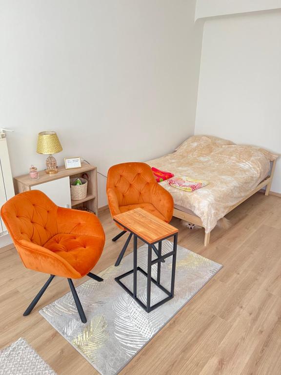 twee stoelen en een tafel in een kamer met een bed bij TOP LOCATION in Wenen