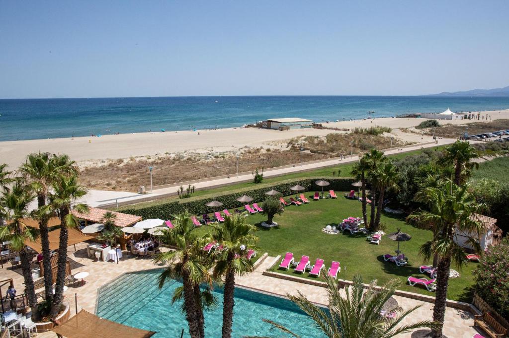 una vista aerea di un resort con piscina e spiaggia di Grand Hôtel Les Flamants Roses Thalasso & Spa a Canet-en-Roussillon