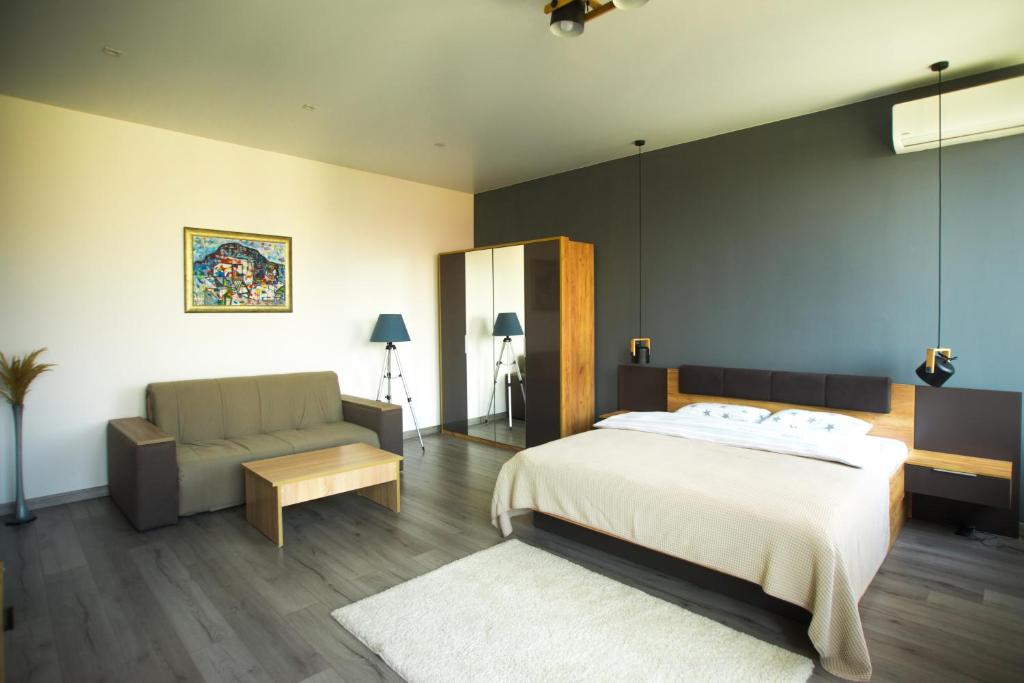 ウージュホロドにあるSi-Yo hostelのベッドルーム1室(ベッド1台、ソファ、椅子付)