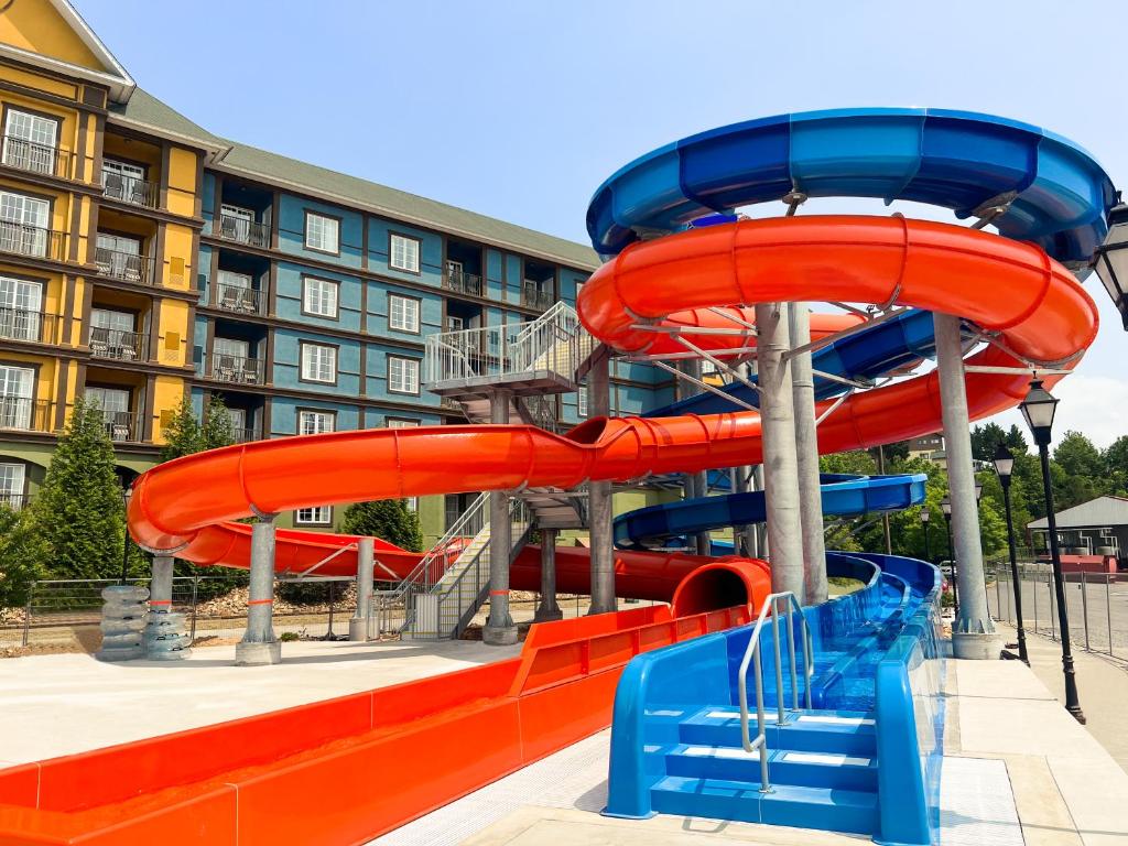 un tobogán de agua frente a un edificio en The Resort at Governor's Crossing, en Pigeon Forge