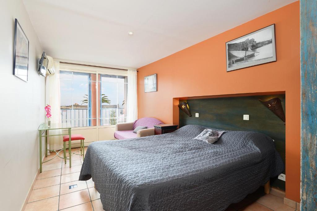 Postel nebo postele na pokoji v ubytování Hôtel Triton