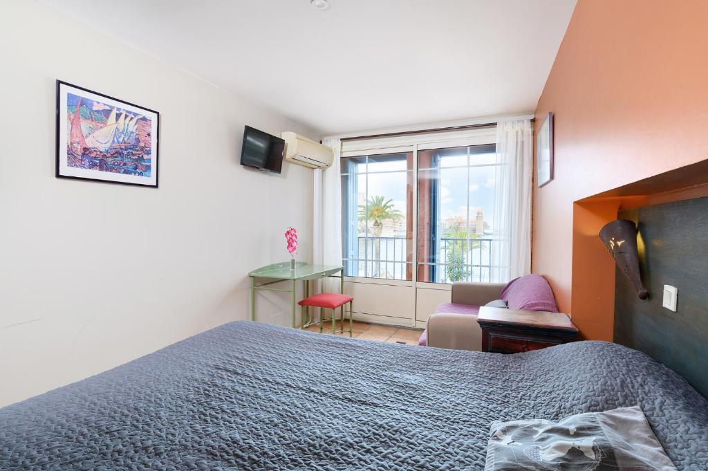 Postel nebo postele na pokoji v ubytování Hôtel Triton