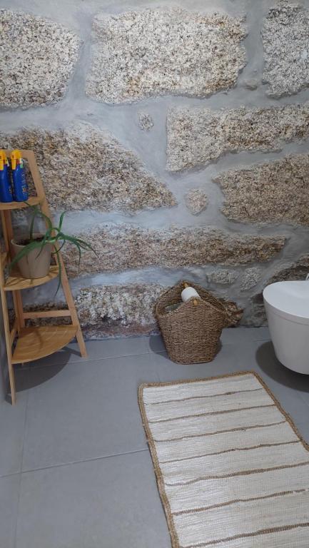 ein Zimmer mit zwei Teppichen auf dem Boden und einer Wand in der Unterkunft Quinta de Cerdeiró in Mões