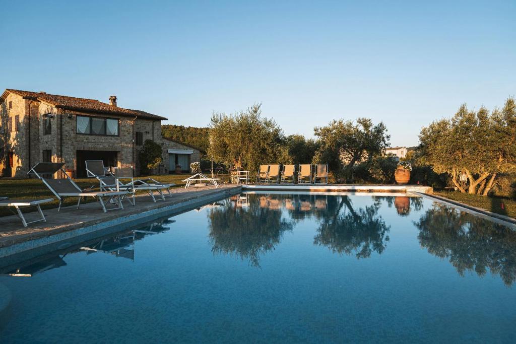 una piscina frente a una casa en Moraio, en Collazzone