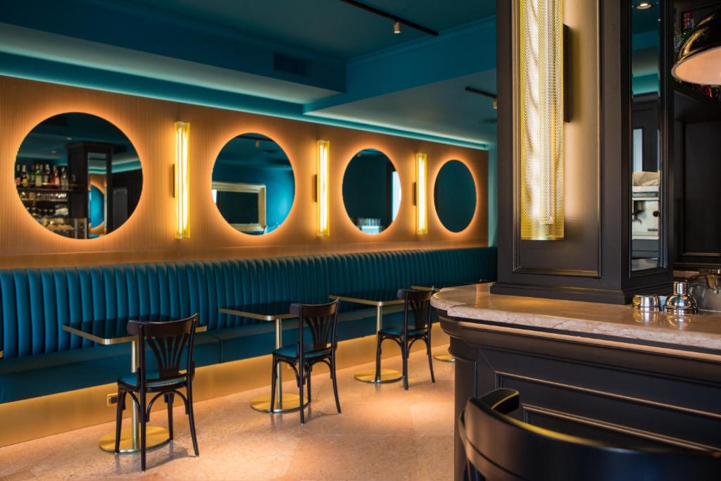 un bar avec des tables et des chaises dans un restaurant dans l'établissement Hotel Miro', à Garde