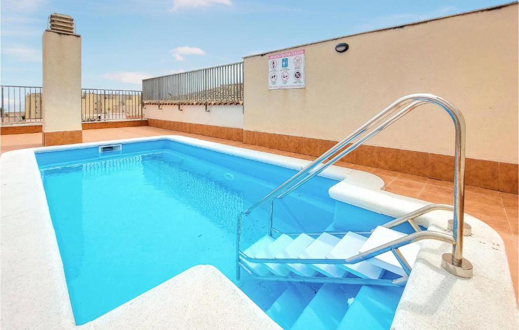 ein Swimmingpool auf einem Gebäude in der Unterkunft Beautiful Apartment In Benicarló in Benicarló