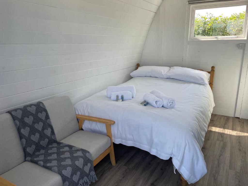 Postel nebo postele na pokoji v ubytování Cosy Glamping Pod with shared facilities, Nr Kingsbridge and Salcombe