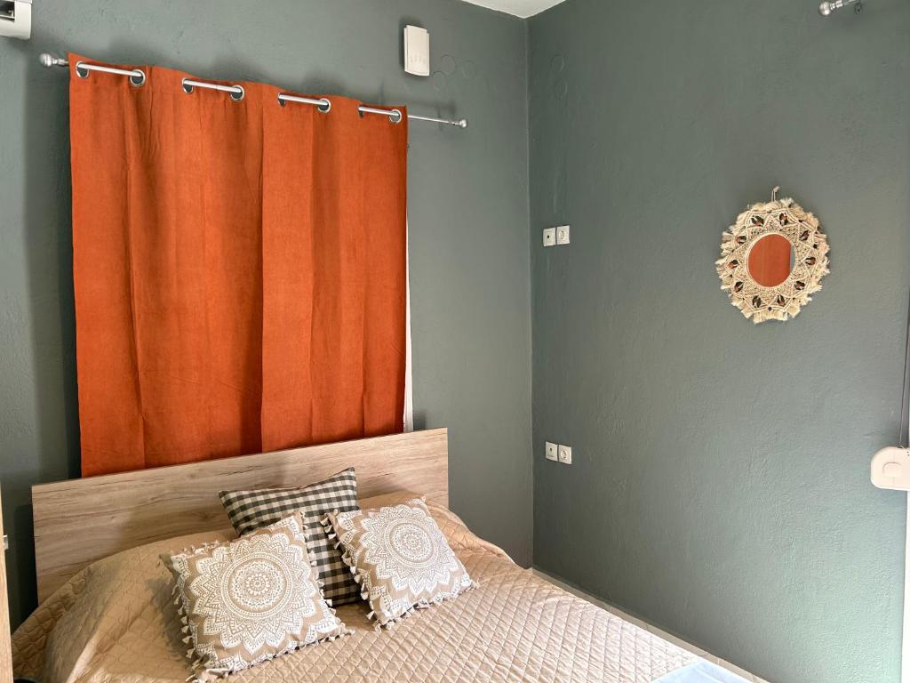 Postel nebo postele na pokoji v ubytování ZeusPlace Akti Platamonas
