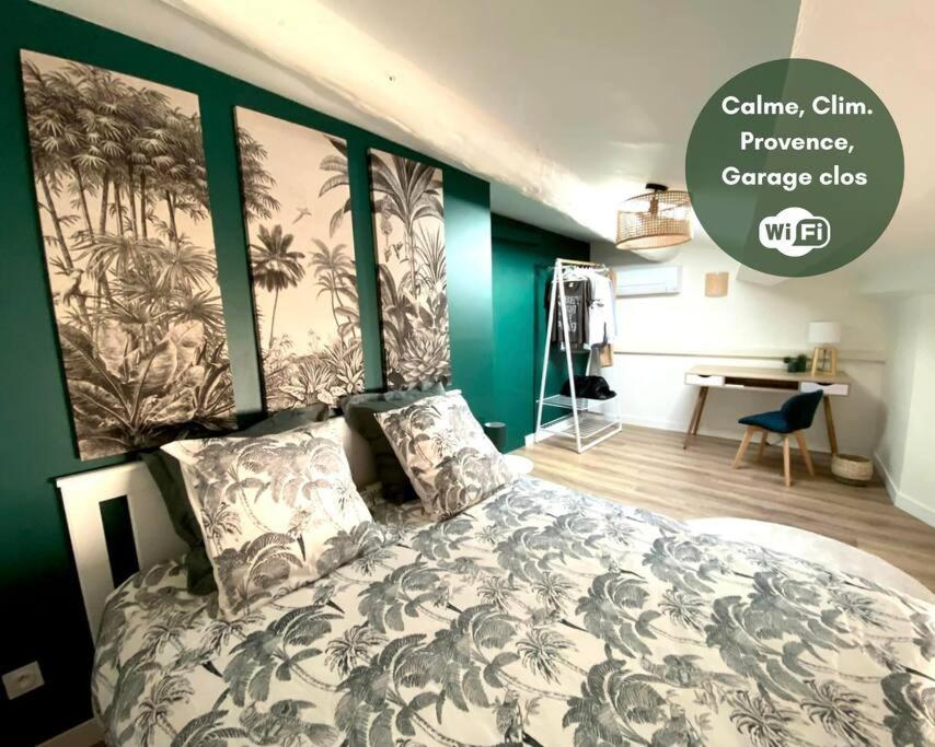 Un dormitorio con una cama con una pared verde. en Calme - Centre - WiFi - Clim - Verdon 300m - Parking, en Vinon-sur-Verdon