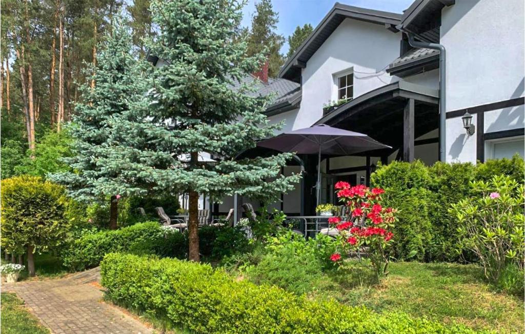 ein Haus mit einem Baum und einem Regenschirm im Hof in der Unterkunft 1 Bedroom Nice Apartment In Debina in Debina
