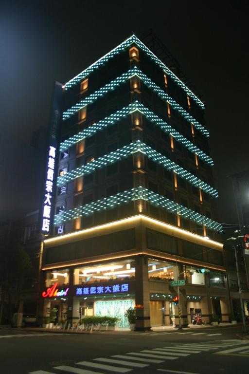 高雄的住宿－高雄信宗大飯店，一座高大的建筑,晚上有蓝色的灯光