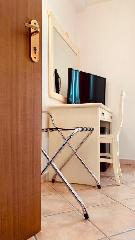 Uma TV ou centro de entretenimento em Hotel Terranova