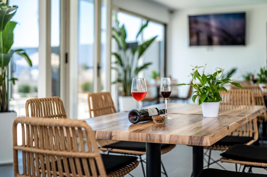 TV a/nebo společenská místnost v ubytování En Plo Boutique Suites
