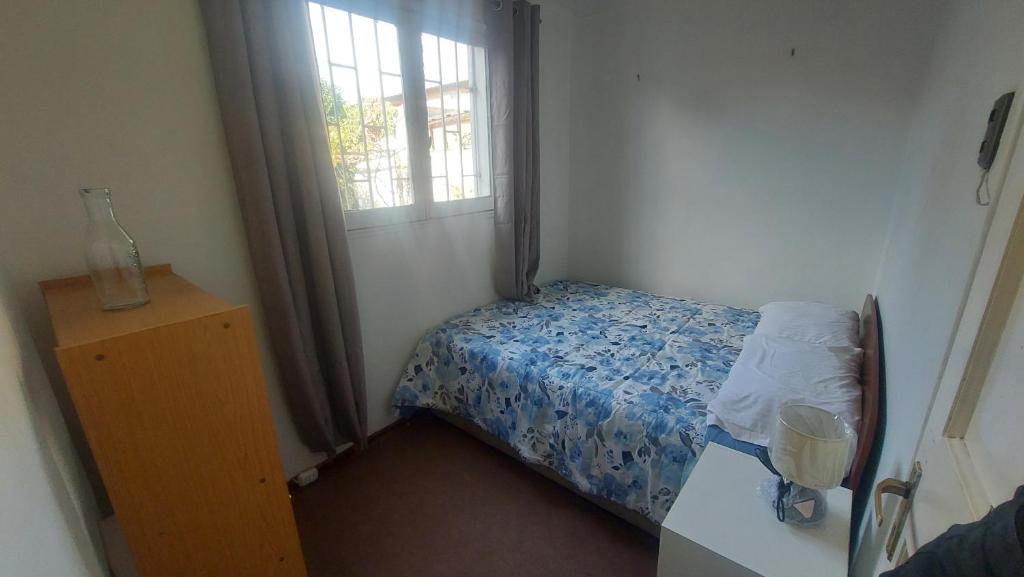 Habitación pequeña con cama y ventana en Dormitorio con baño y acceso independiente, en Santiago