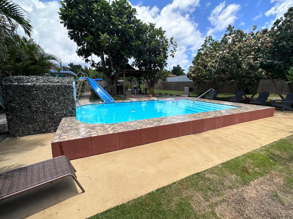 una piscina con un tobogán en un patio en Crash Boat 2 en Aguadilla
