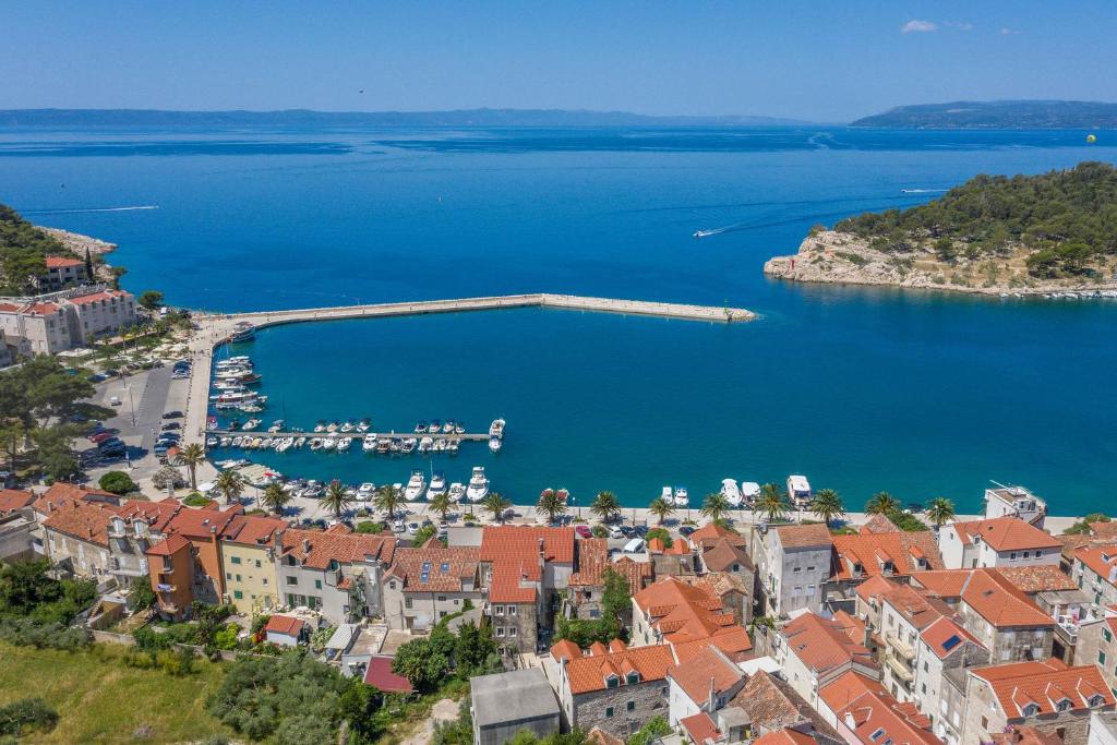 eine Luftansicht auf eine Stadt und einen Hafen in der Unterkunft Palace Heritage Apartments in Makarska