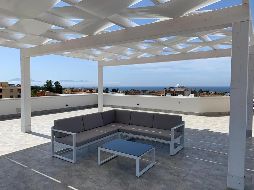 un sofá y una mesa en el techo en Terrace ini en Terrasini Favarotta