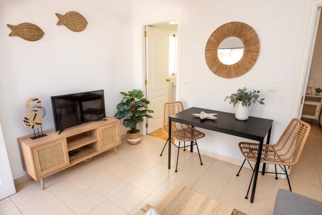 Televízia a/alebo spoločenská miestnosť v ubytovaní Apartamento Pedregalejo Playa