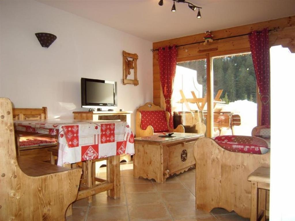 un salon avec une télévision, une table et des chaises dans l'établissement Appartement 6 pers, piscine, 3 pièces, balcon, parking - FR-1-733-121, à Crest-Voland