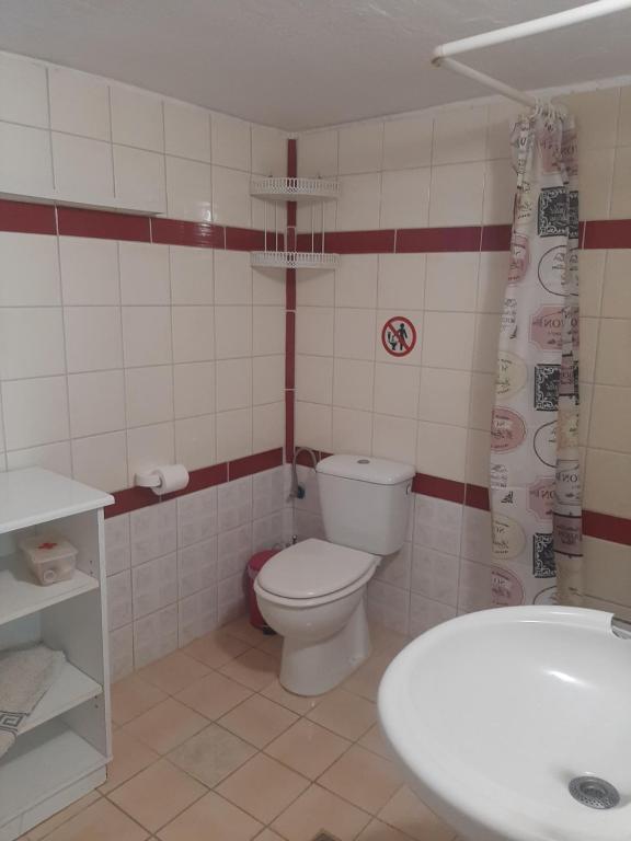 Koupelna v ubytování Cozy flat in Nea Makri