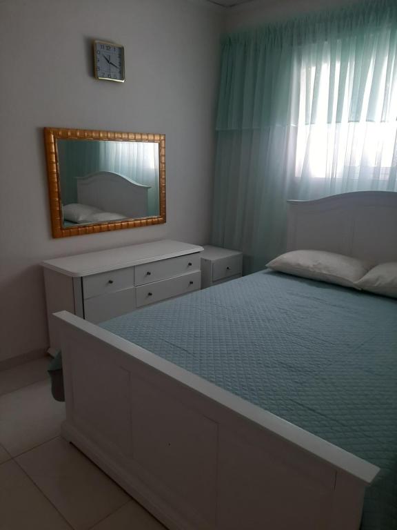 Postel nebo postele na pokoji v ubytování Cozy flat in Nea Makri
