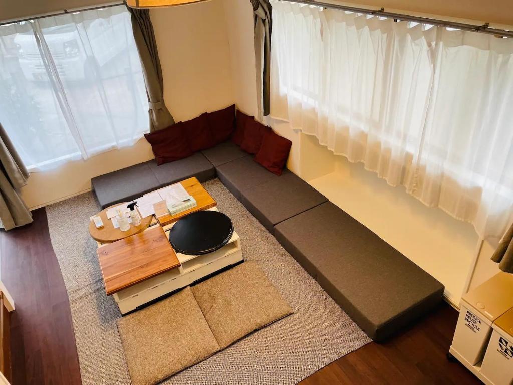 una vista aérea de una sala de estar con mesa y ventana en ＡＴＴＡ ＨＯＴＥＬ ＫＡＭＡＫＵＲＡ - Vacation STAY 63328v en Kamakura