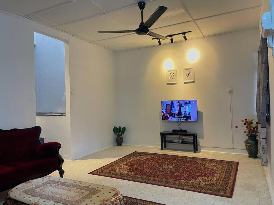 Il comprend un salon doté d'un ventilateur de plafond et d'une télévision. dans l'établissement RH Homestay Mentakab-Temerloh., à Mentekab
