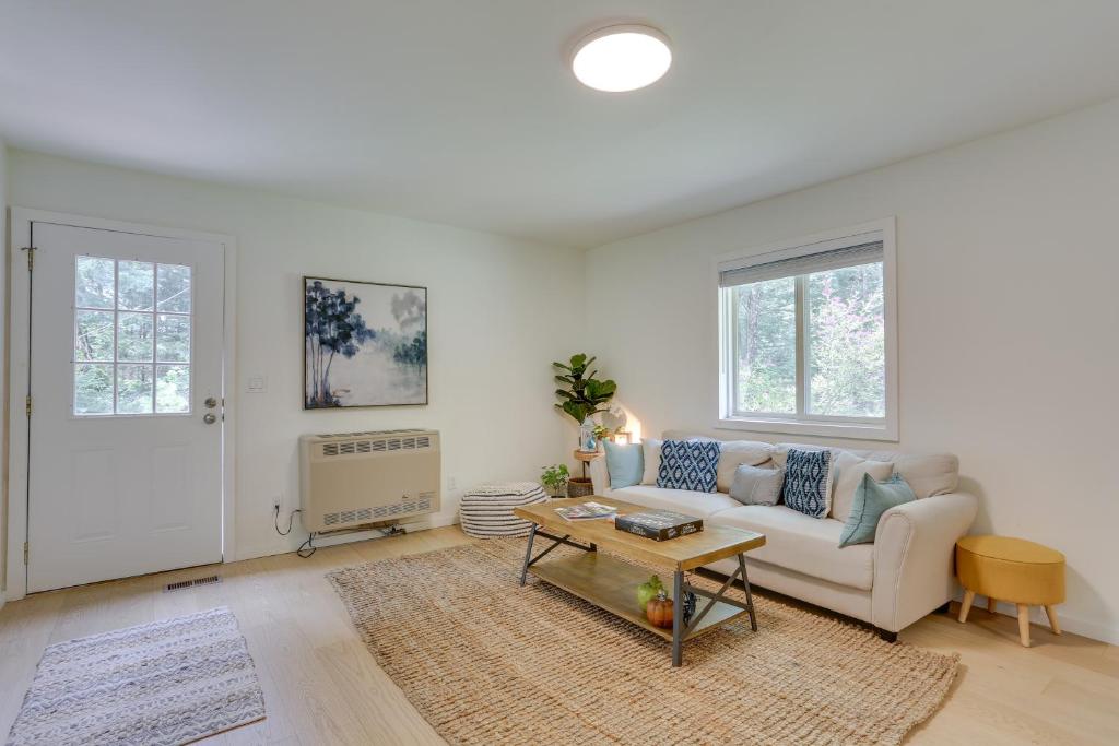 Cozy Swan Lake Apt with Grill and Private Yard - Casa De Vacaciones