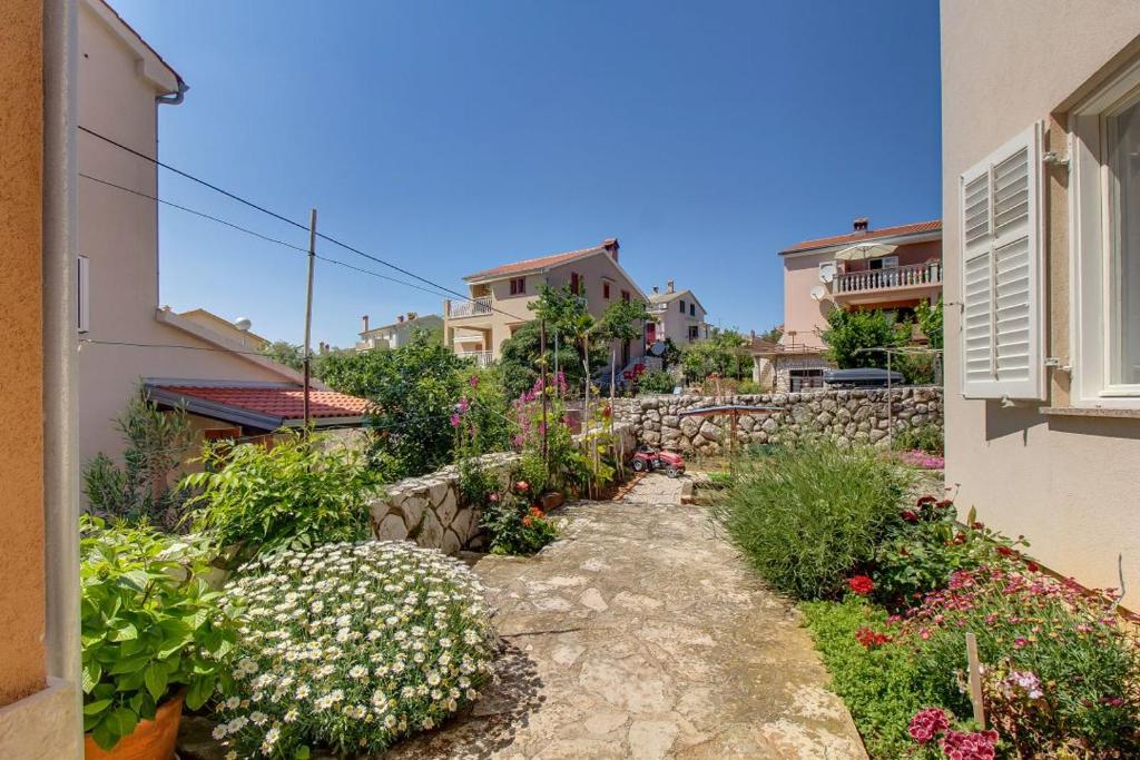 Aed väljaspool majutusasutust Apartman Sučić