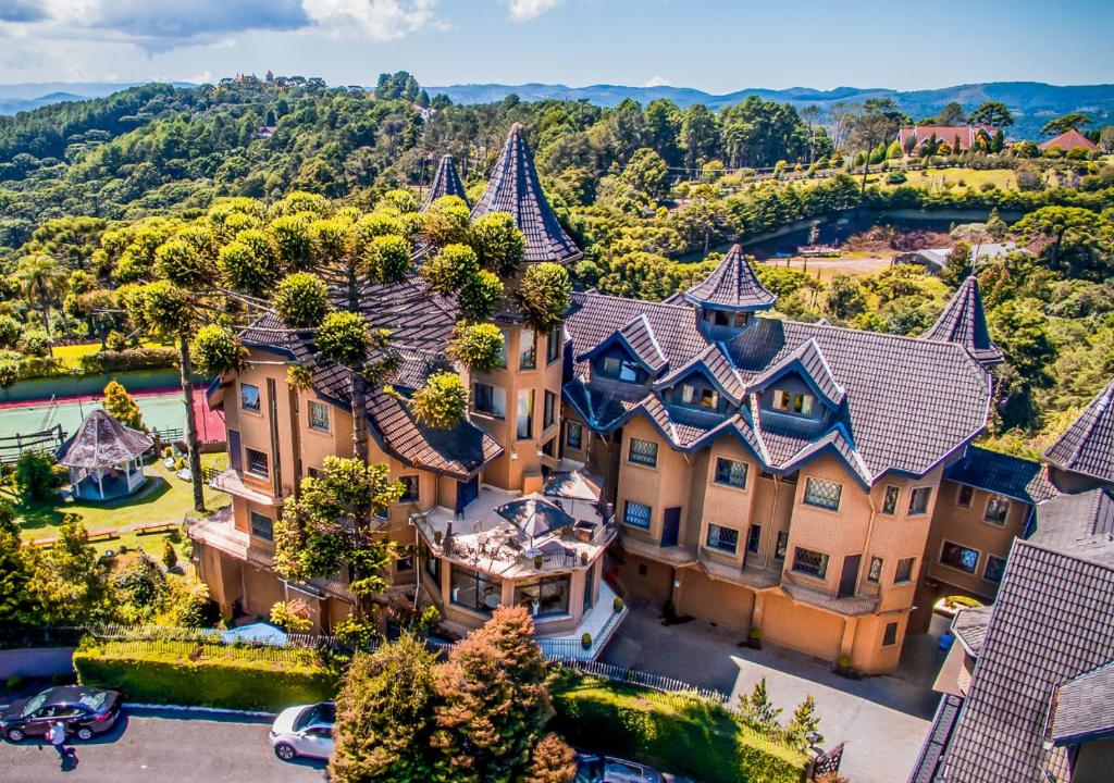 - une vue aérienne sur une grande demeure de caractère avec une cour dans l'établissement Hotel Castelo Nacional Inn Campos do Jordão, à Campos do Jordão