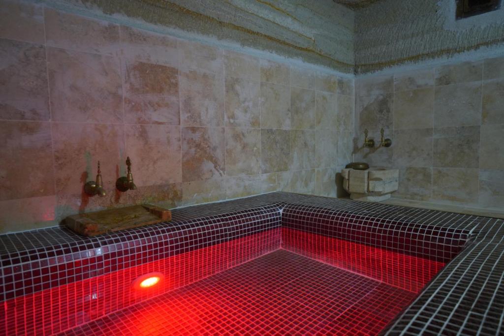 Travel Inn Cave Hotel - Deluxe Kamer Met Queensize Bed