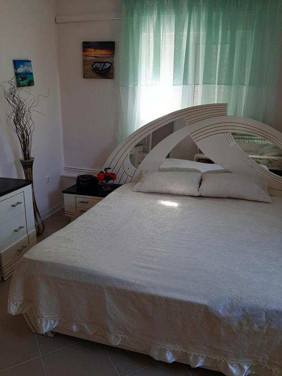 Postel nebo postele na pokoji v ubytování Cozy flat in Nea Makri