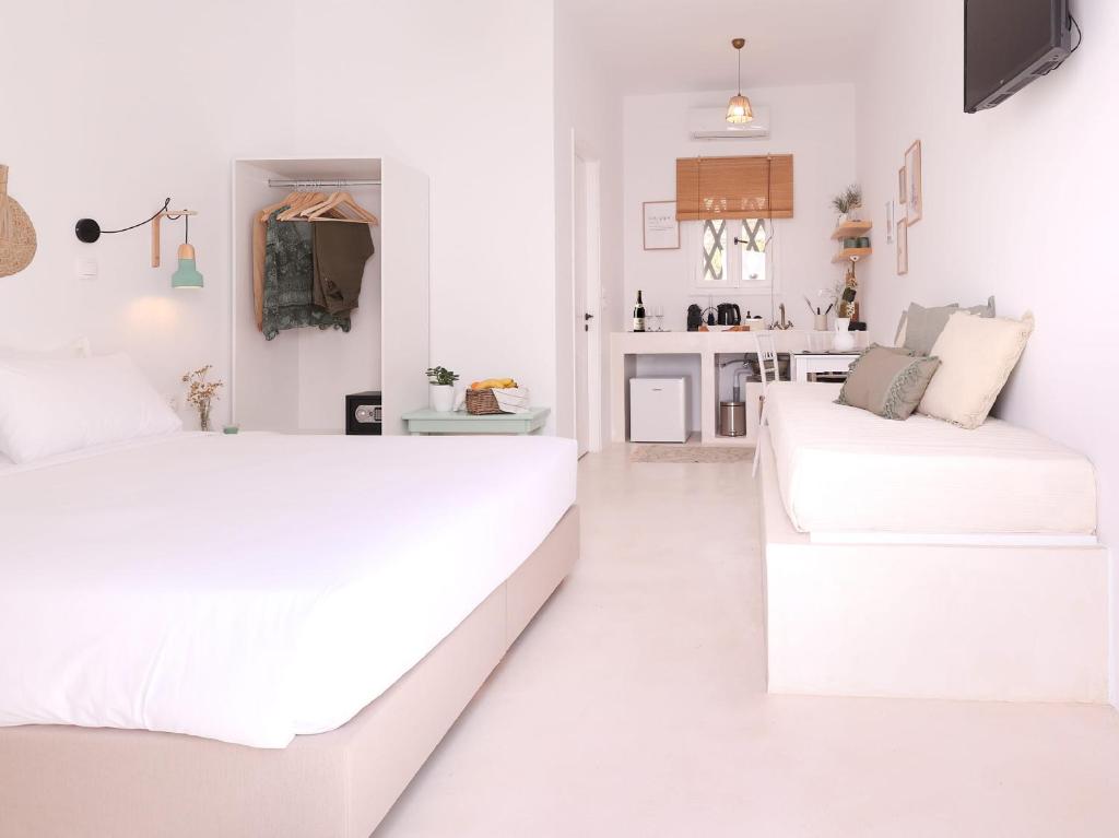 Кровать или кровати в номере La Vista TINOS