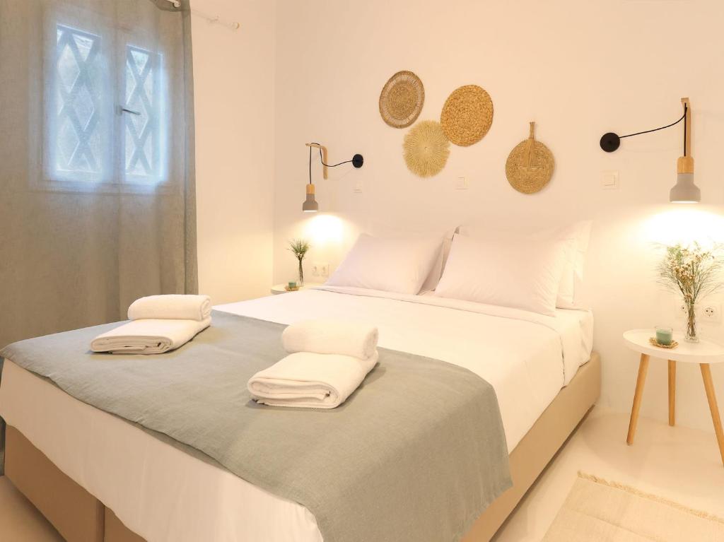 Кровать или кровати в номере La Vista TINOS