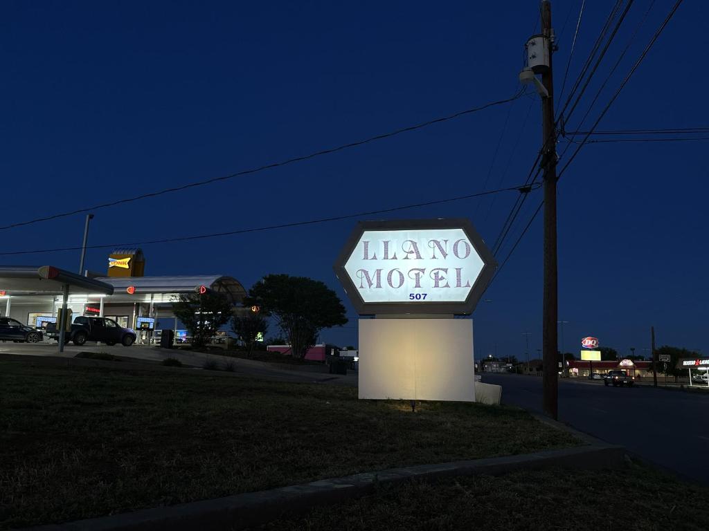 Un panneau indiquant qu'il n'y a pas de motel sur le côté d'une rue dans l'établissement Llano Motel, à Llano