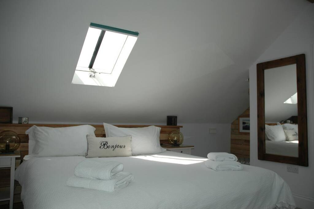 Postel nebo postele na pokoji v ubytování Cowslip Barn Annexe