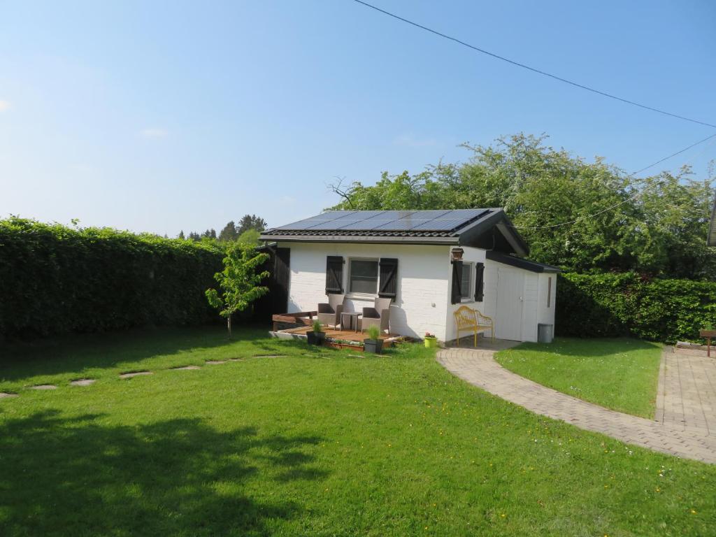 uma casa com um telhado solar num quintal em Les Renardeaux em Malmedy