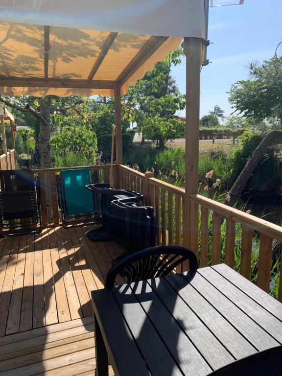 Balkon lub taras w obiekcie Envie d un break de paysages sauvages et de nature ce mobile home neuf tout confort climatise idealement situe au bord de l eau dans un camping 4 etoiles vous attend pour un week end quelques jours ou des vacances en famille