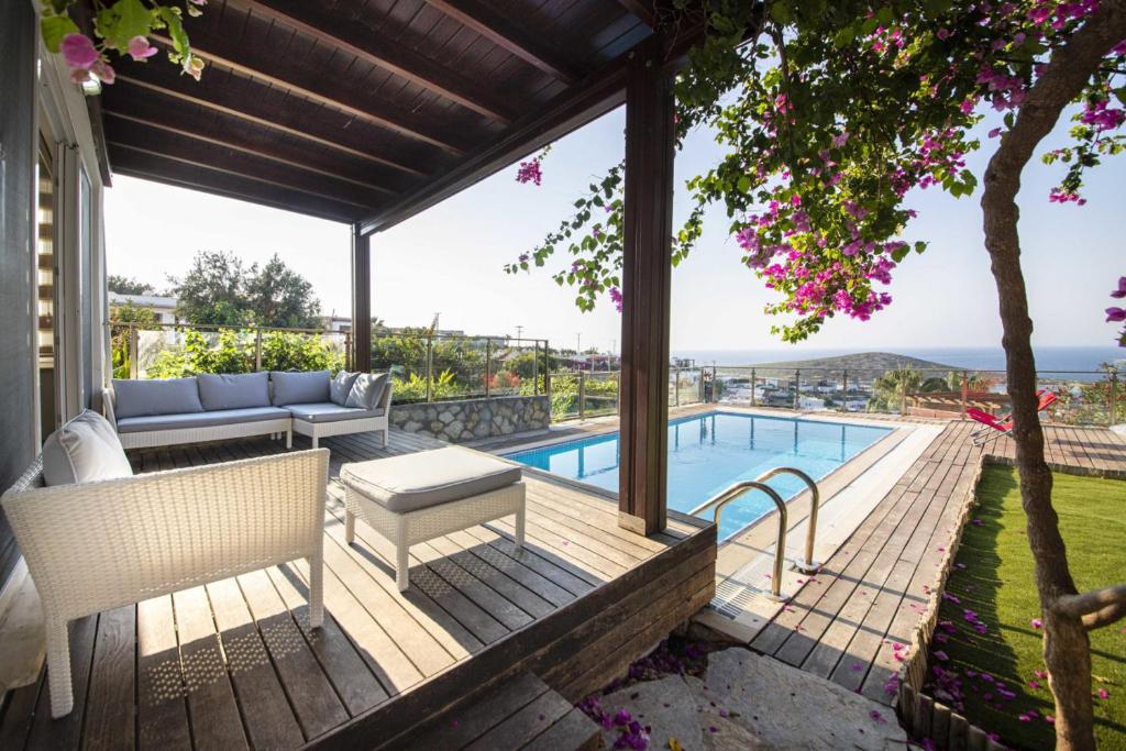 House with Amazing Sea View and Pool in Gumusluk