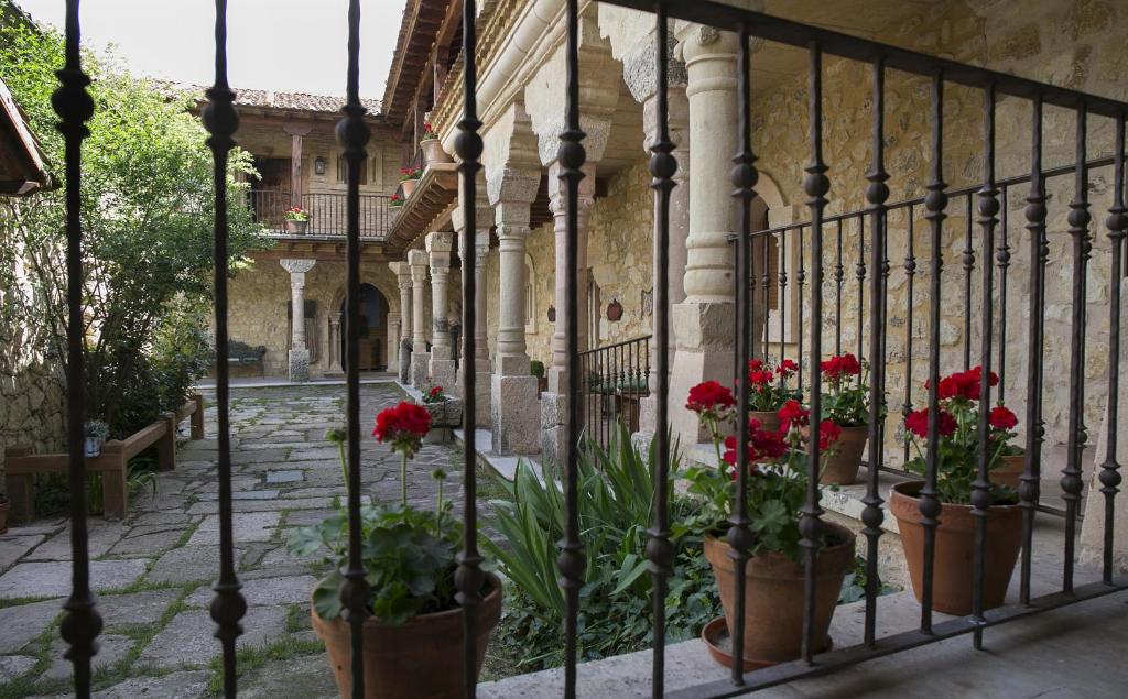 A garden outside Hotel BOUTIQUE HOCES DEL DURATON