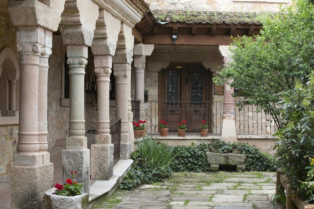 A garden outside Hotel BOUTIQUE HOCES DEL DURATON