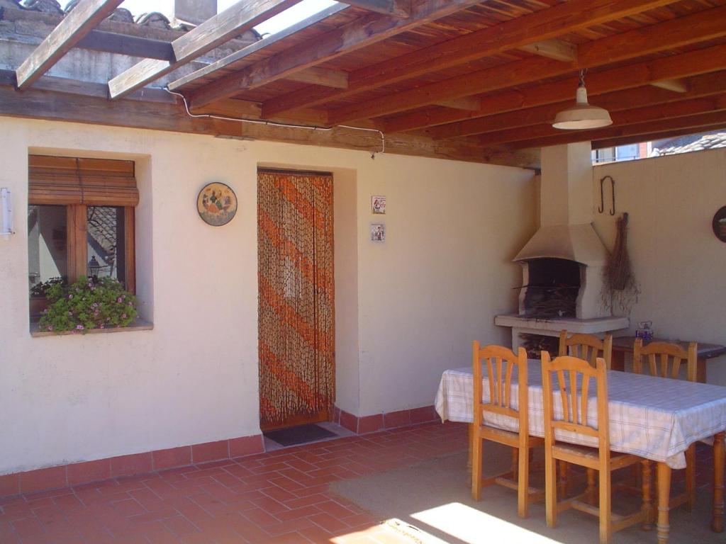 a room with a table and chairs and a kitchen at Can Bicicleta de Dalt in Olesa de Bonesvalls