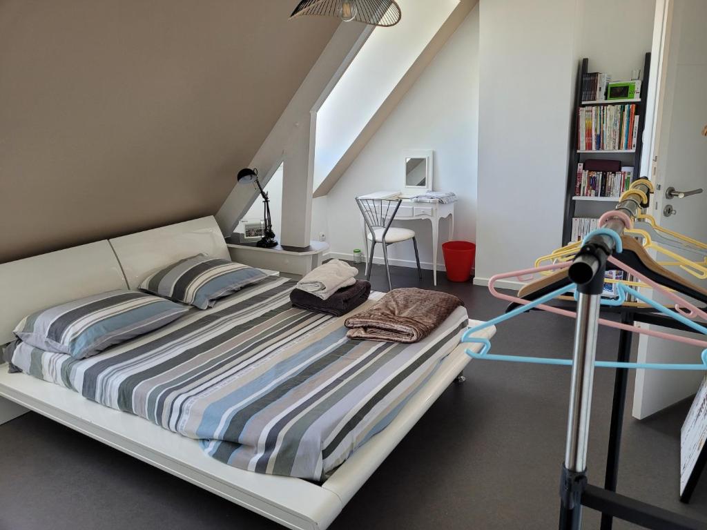 Posteľ alebo postele v izbe v ubytovaní Chambre chez particulier 10mn du circuit