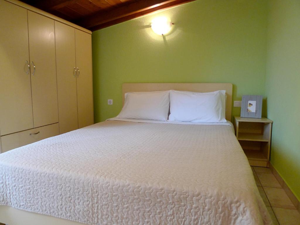 Postel nebo postele na pokoji v ubytování Akti House Psarogiannis Apartments & Studios