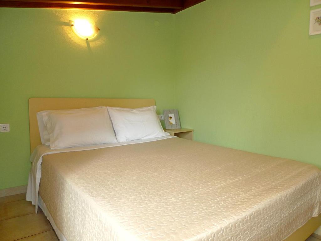 Postel nebo postele na pokoji v ubytování Akti House Psarogiannis Apartments & Studios