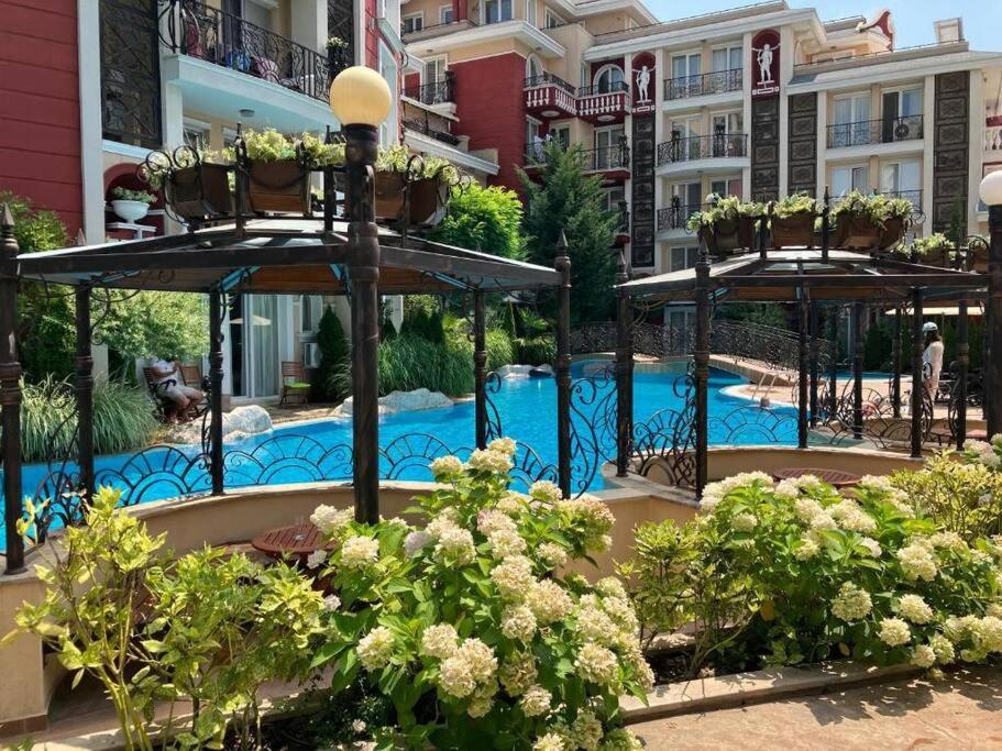 um resort com piscina e alguns edifícios em Apartament Messambria Resort - Bastet BS em Sunny Beach