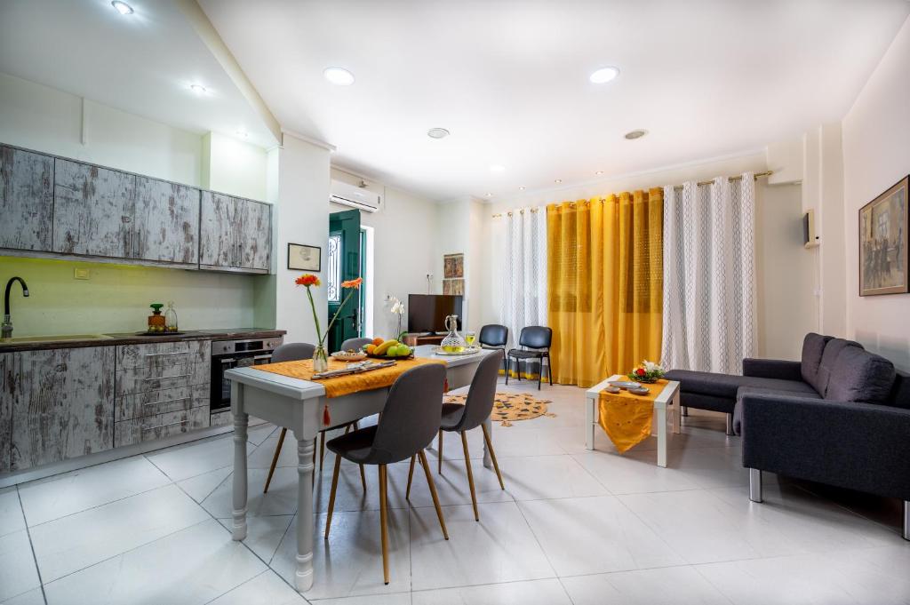Kuchyň nebo kuchyňský kout v ubytování Filoxenos Apartment
